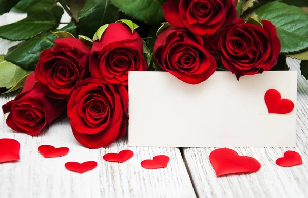 Красные розы и открытки — стоковое фото