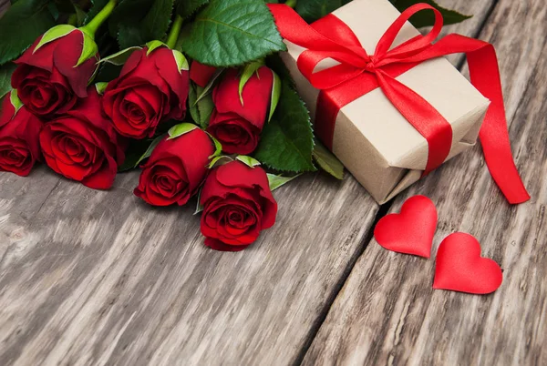 Rosas rojas y caja de regalo — Foto de Stock