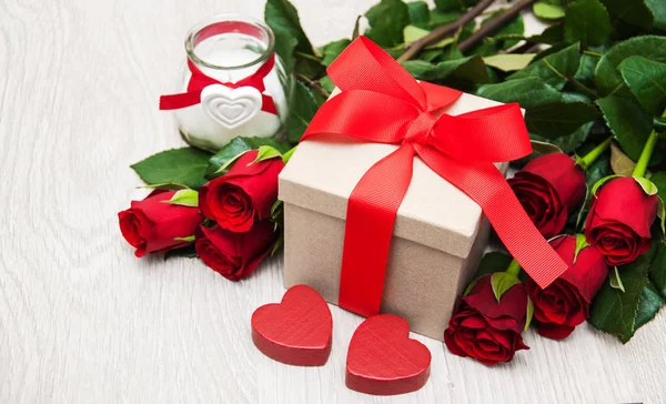 Rosas rojas y caja de regalo — Foto de Stock