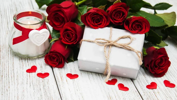 Czerwone róże i pudełko — Zdjęcie stockowe