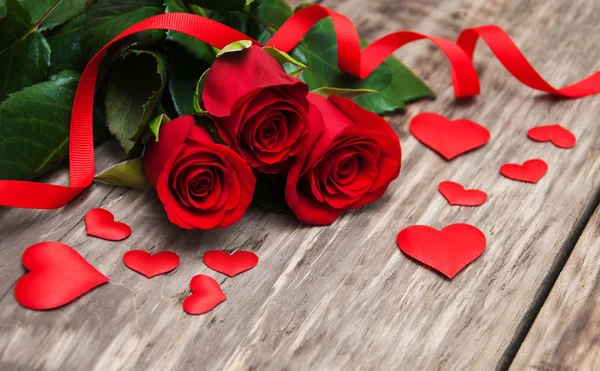 Rosa roja y corazones —  Fotos de Stock