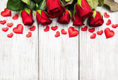 Kırmızı gül ve tebrik kartı