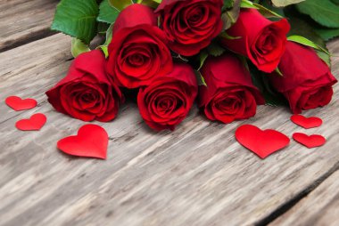 kırmızı gül ve kalp