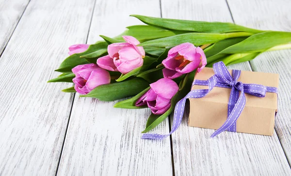 Ramo de tulipanes y caja regalo — Foto de Stock