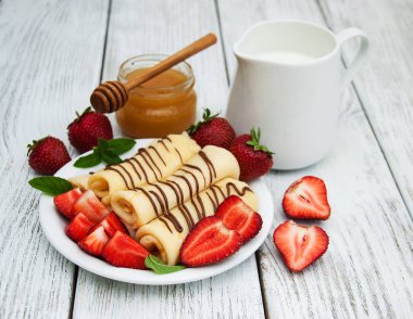 çilek ve çikolata soslu krep