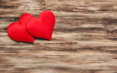 Tahta arka planda kırmızı kalpler