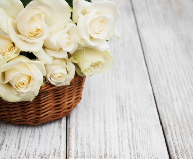 Sepet içinde beyaz gül