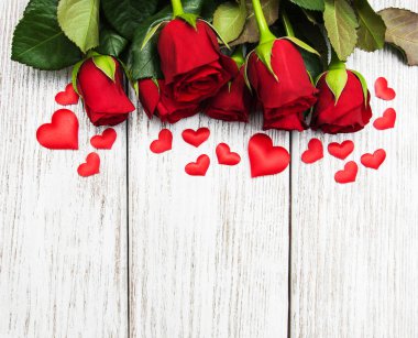 kırmızı gül ve kalp
