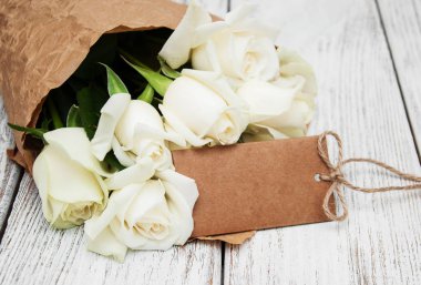 Etiketi ile beyaz güller