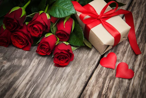 Kırmızı güller ve hediye kutusu