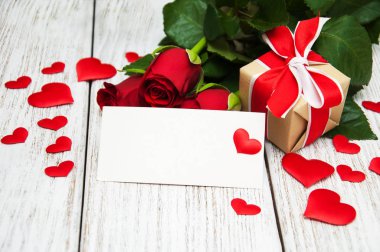 Kırmızı gül ve tebrik kartı