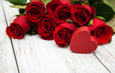 kırmızı gül ve kalp