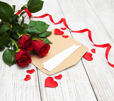 Kırmızı gül ve tebrik kartı