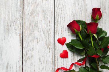 kırmızı gül ve kalp