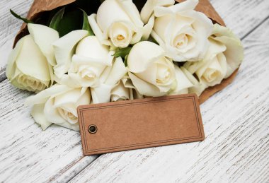 Etiketi ile beyaz güller