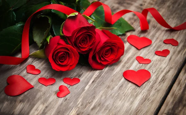 Red rose and hearts — Stock Photo, Image