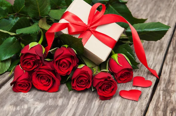 Red roses and gift box — Stock Photo, Image