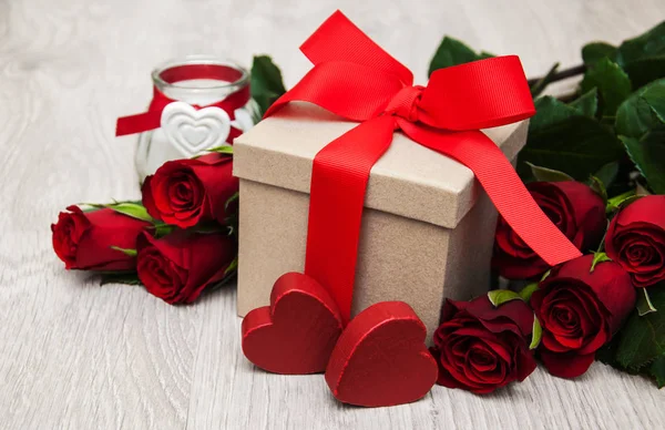 Rosas rojas y caja de regalo — Foto de Stock