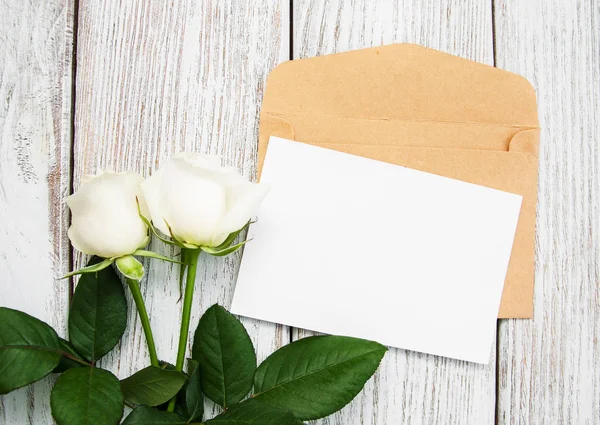 Rosas brancas e envelope — Fotografia de Stock