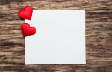 Kırmızı kalp tebrik kartı