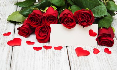 Kırmızı gül ve tebrik kartı