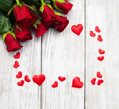 kırmızı gül ve kalp