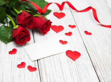 Kırmızı gül ve tebrik kartı