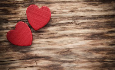 Tahta arka planda kırmızı kalpler