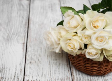 Sepet içinde beyaz gül