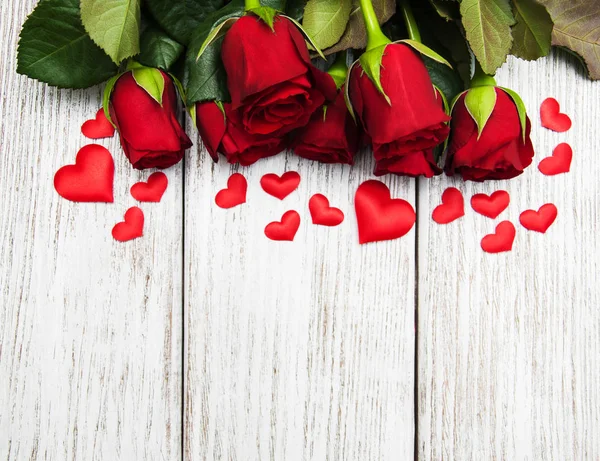 Röd ros och hjärtan — Stockfoto