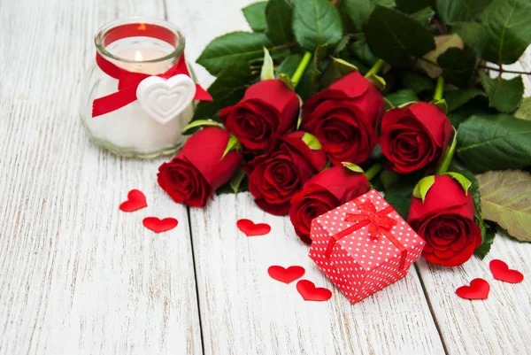 Rose rosse e confezione regalo — Foto Stock