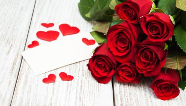 Kırmızı gül ve tebrik kartı