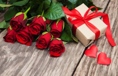 Kırmızı güller ve hediye kutusu