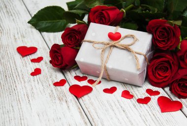 Kırmızı güller ve hediye kutusu