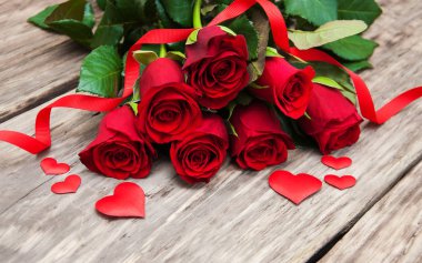 kırmızı gül ve kalp