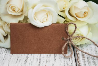 Etiketi ile beyaz güller