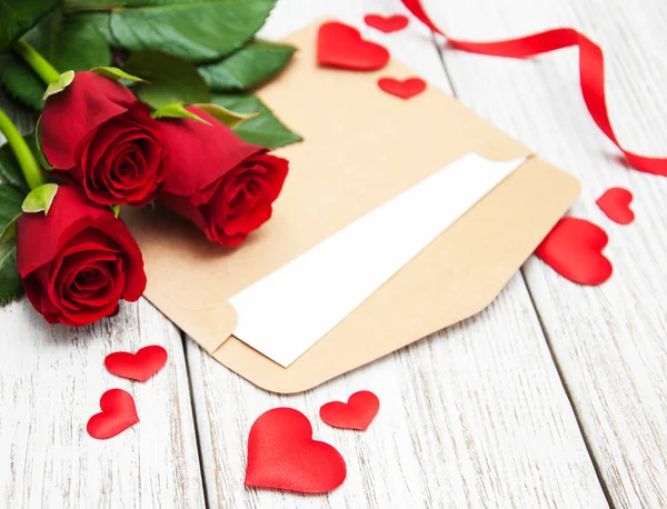 빨간 장미 및 인사말 카드 — 스톡 사진