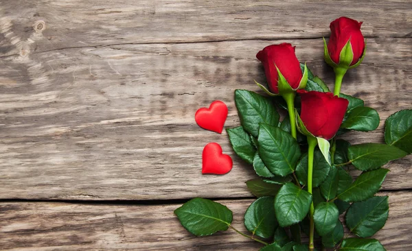 Rose rosse e cuori — Foto Stock