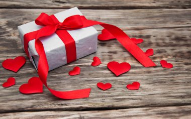 Kırmızı kumaş yürekleri hediye kutusu