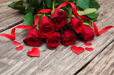 kırmızı gül ve kalp