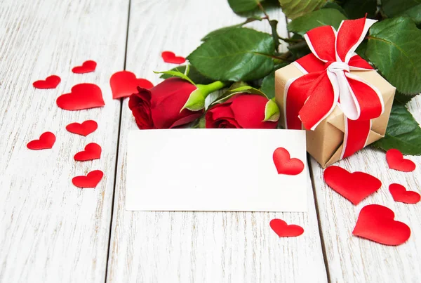 赤いバラとグリーティング カード — ストック写真