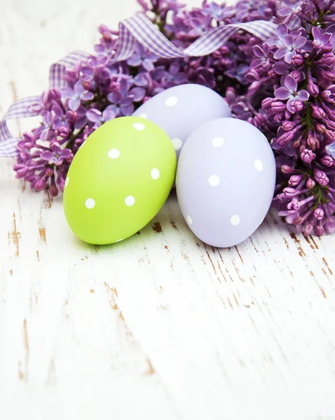 Påskägg och lila blommor — Stockfoto