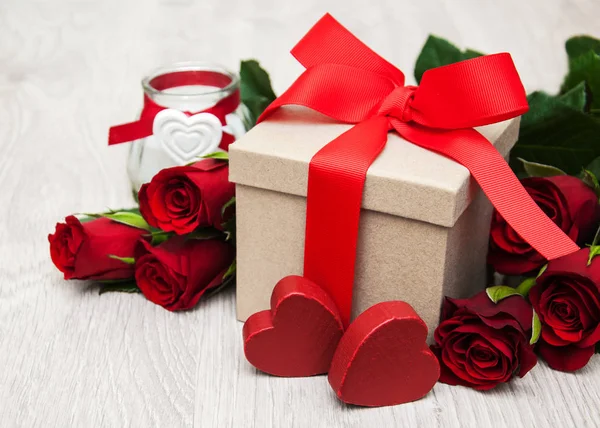 Rosas rojas y caja de regalo —  Fotos de Stock