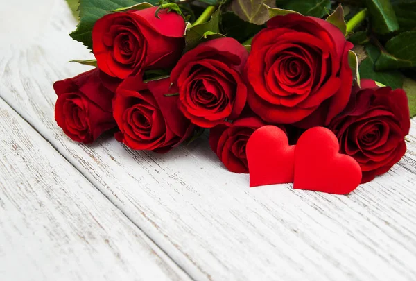 Röd ros och hjärtan — Stockfoto