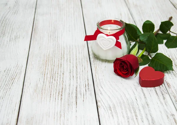 Rosa roja y corazón —  Fotos de Stock