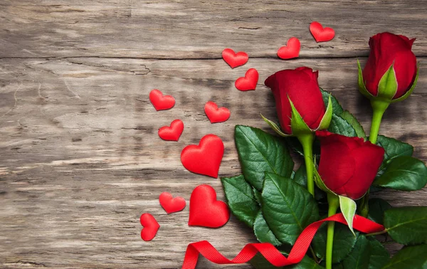 Rosas y corazones rojos — Foto de Stock