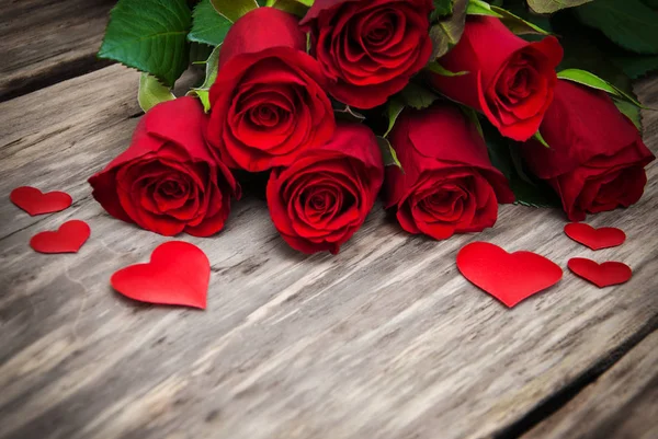 Rote Rose und Herzen — Stockfoto