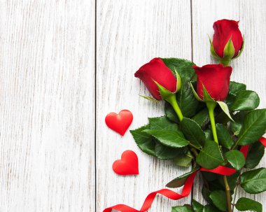 kırmızı gül ve kalp