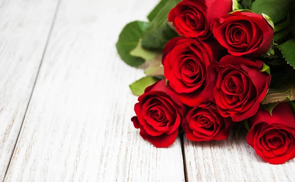 Rote Rosen auf einem Tisch — Stockfoto