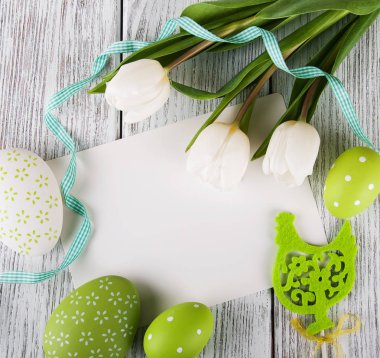 Lale buketi ve boş Paskalya kartpostal